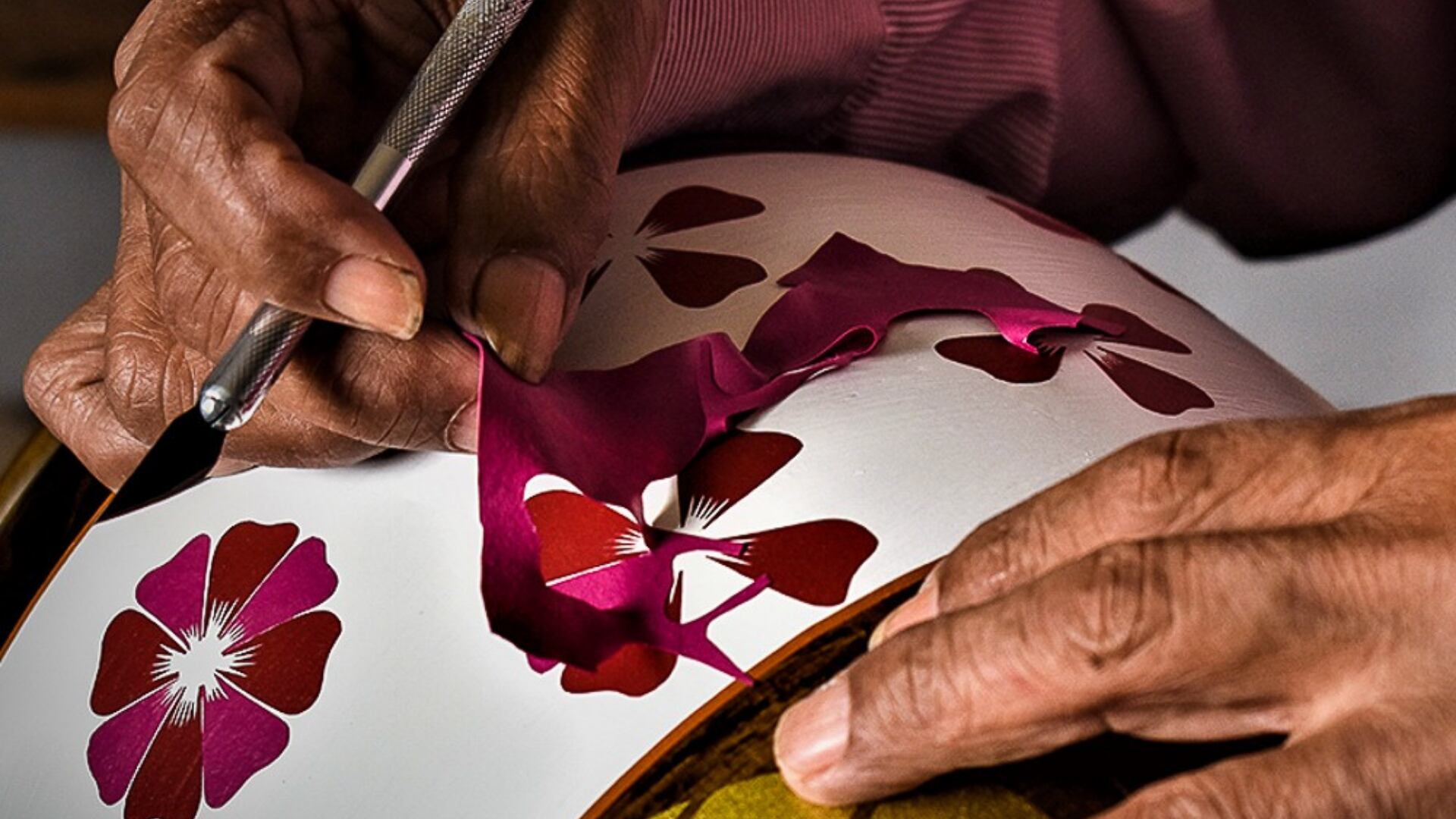 El mopa mopa se extiende sobre la pieza adhiriéndose con el calor que el artesano mantiene en su mano y antebrazo. Se recorta con un bisturí formando diversas figuras.