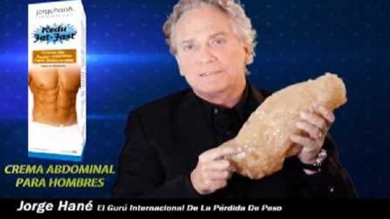 Jorge Hané presentando el producto sancionado.