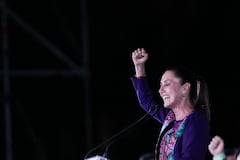 La presidenta electa Claudia Sheinbaum se dirige a sus partidarios en el Zócalo, la plaza principal de la Ciudad de México, luego de que el Instituto Nacional Electoral anunciara que tenía una ventaja irreversible en las elecciones, la madrugada del lunes 3 de junio de 2024.