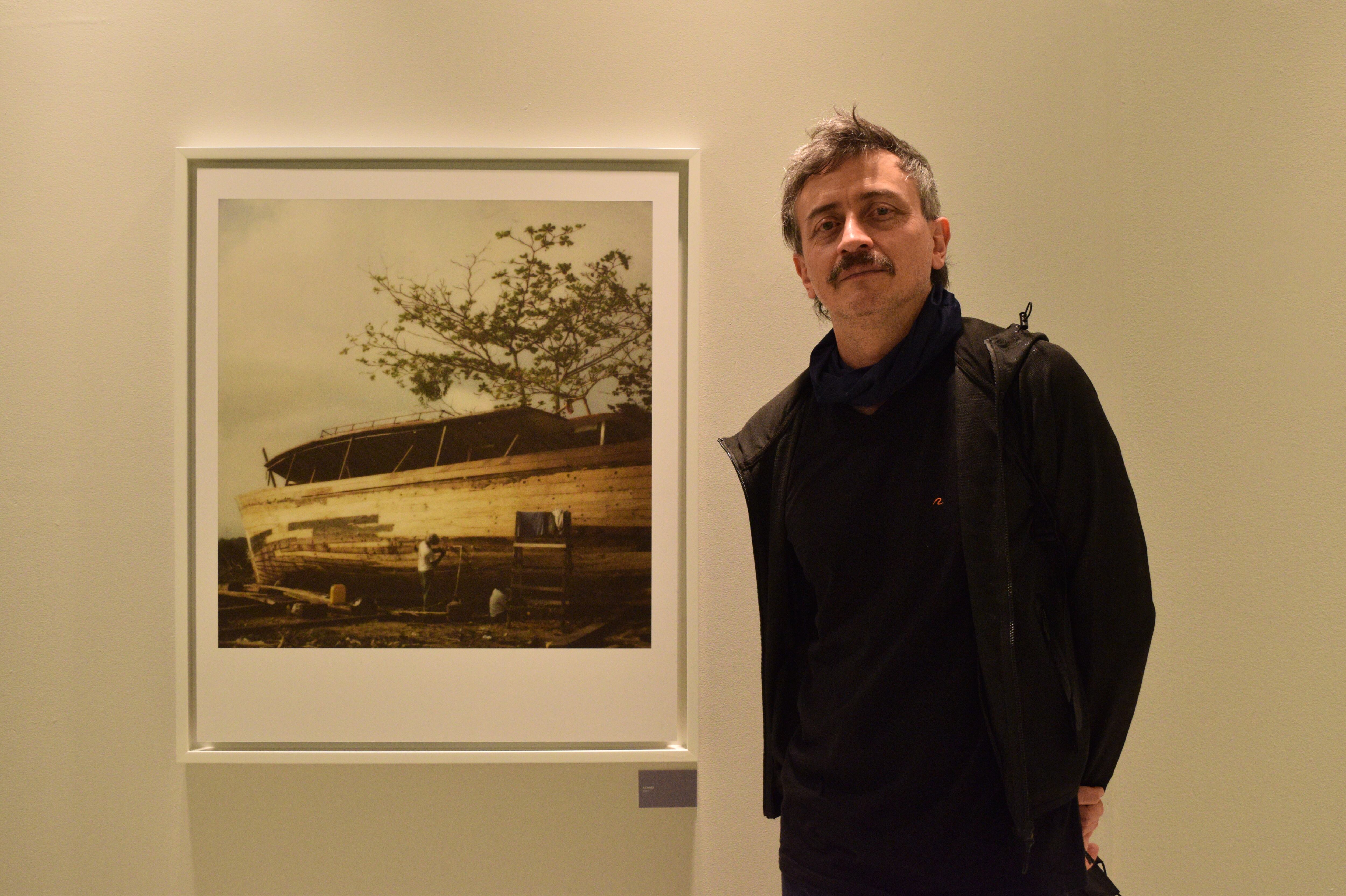 Santiago Rueda, uno de los principales historiadores de la fotografía en Colombia, ha sido curador de exposiciones sobre sustancias ilícitas, economías extractivas y conflicto armado.