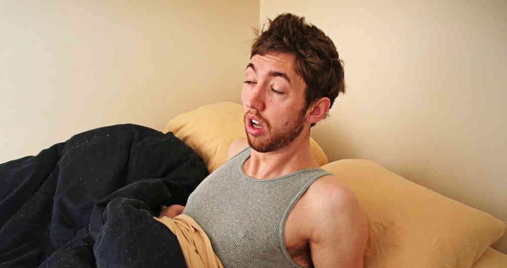 La inercia del sueño se caracteriza por una una acentuada reducción de la vigilancia, un incremento de la somnolencia y un rendimiento cerebral deficiente. Foto: Getty Images/BBC