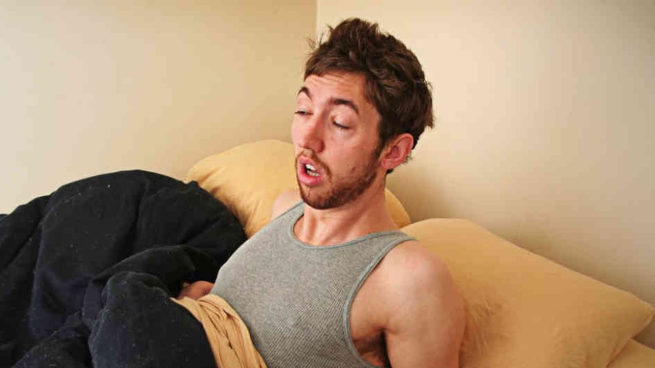 La inercia del sueño se caracteriza por una una acentuada reducción de la vigilancia, un incremento de la somnolencia y un rendimiento cerebral deficiente. Foto: Getty Images/BBC