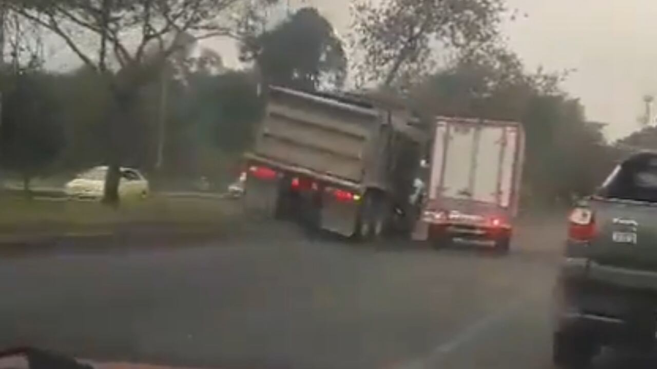 Los conductores se enfrentaron en plena vía de Bogotá.