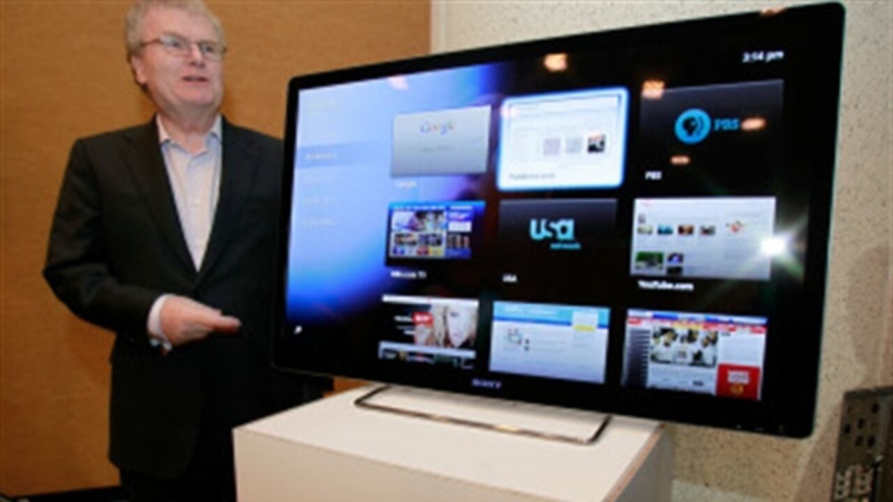El CEO de Sony, Howard Stringer, al lado de una pantalla de TV durante una conferencia de Google, donde se hizo el anuncio.