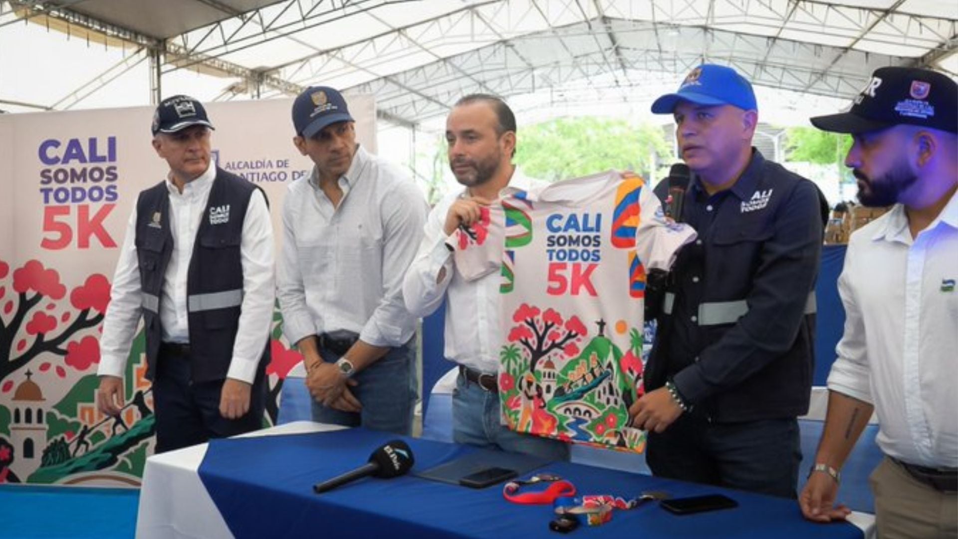 La camiseta oficial de Cali Somos Todos 5K fue presentada durante el lanzamiento de la carrera, que reunirá a cerca de 7.000 personas este domingo 13 de septiembre en una jornada de deporte, solidaridad y reconstrucción.