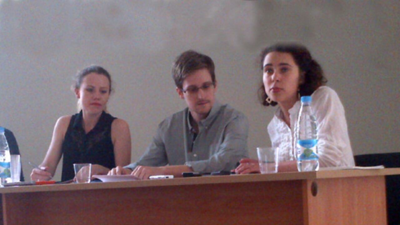 Edward Snowden durante su encuentro con activistas de derechos humanos en Moscú.