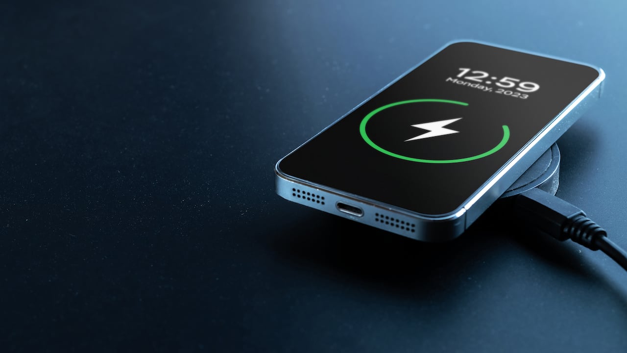 Los cargadores piratas pueden afectar el funcionamiento general del celular.