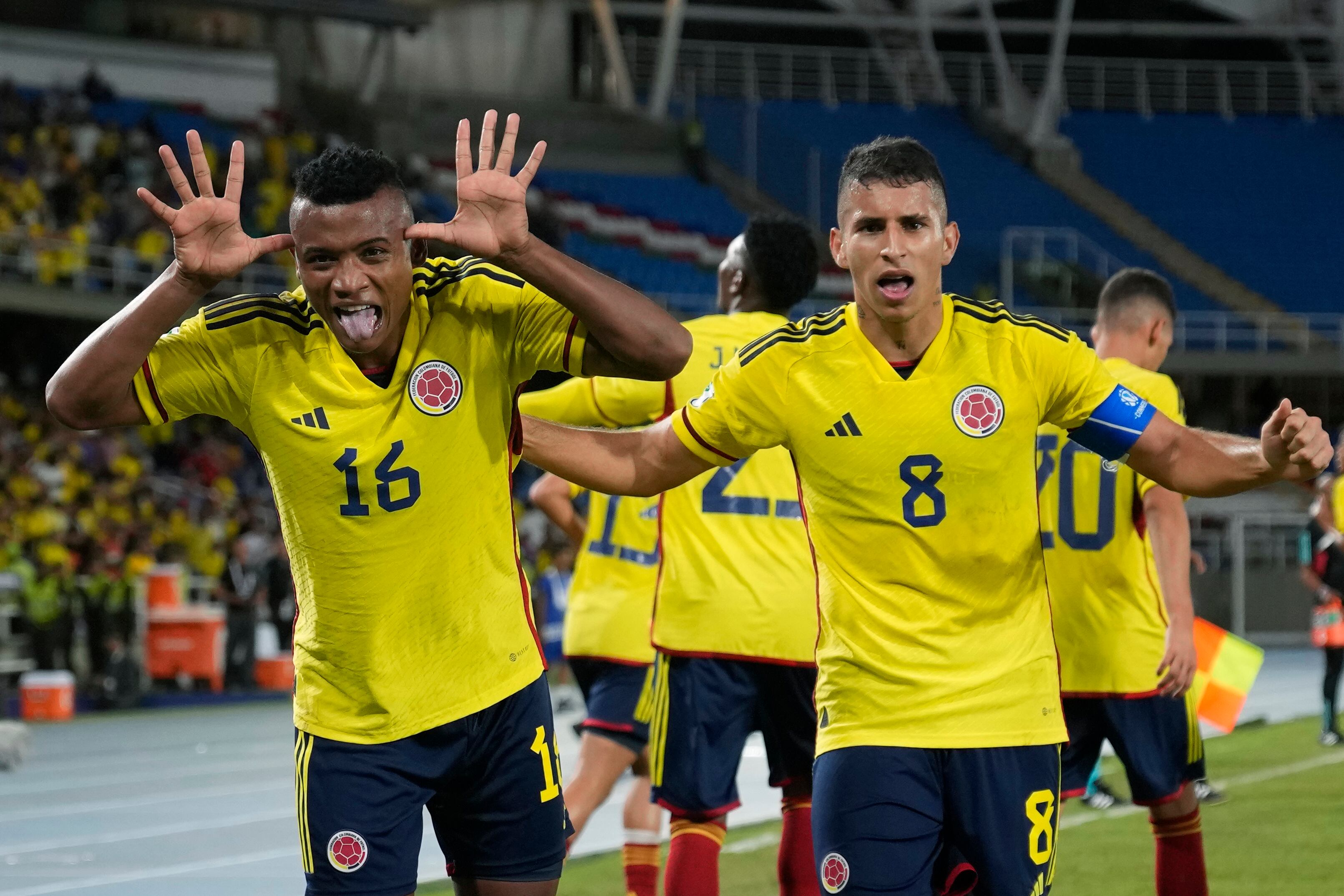 Óscar Cortés (izquierda) y Gustavo Puerta celebran un gol de Colombia ante Perú en el Sudamericano Sub20, el sábado 21 de enero de 2023, en Cali (AP Foto/Fernando Vergara)