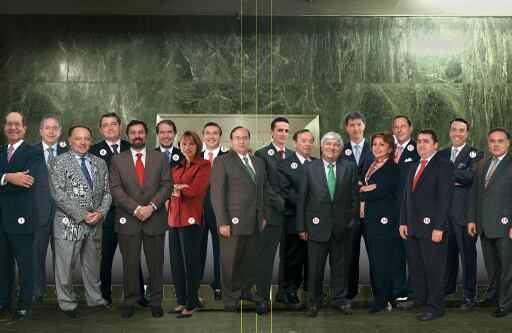 La competencia está al rojo vivo. Los banqueros van tras los clientes. El sector está integrado por 18 entidades. Estos son los presidentes en la bóveda del Banco de la República.
Jorge Londoño Saldarriaga, Bancolombia
Alejandro Figueroa, Banco de Bogotá
Efraín Forero, Davivienda
Óscar Cabrera, Bbva
Román Blanco, Banco Santander
Camilo Verástegui, GNB Sudameris
Carmiña Ferro, Helms Bank
Carlos Alberto Upegui, Bcsc
Santiago Perdomo, Colpatria
Juan Camilo Ángel, AV Villas
Hernán Rincón, Banco Popular
Efraín Otero, Banco de Occidente
David Guerrero, Banco Agrario
María Mercedes Gómez, Bancamía
Hans Jürgen Theilkuhl, Hsbc
Manuel Buriticá, Procredit
Bernardo Noreña, Citibank
Fabio Castellanos Ordóñez, RBS Colombia*
* Está comprometido en venta a Scotia Bank