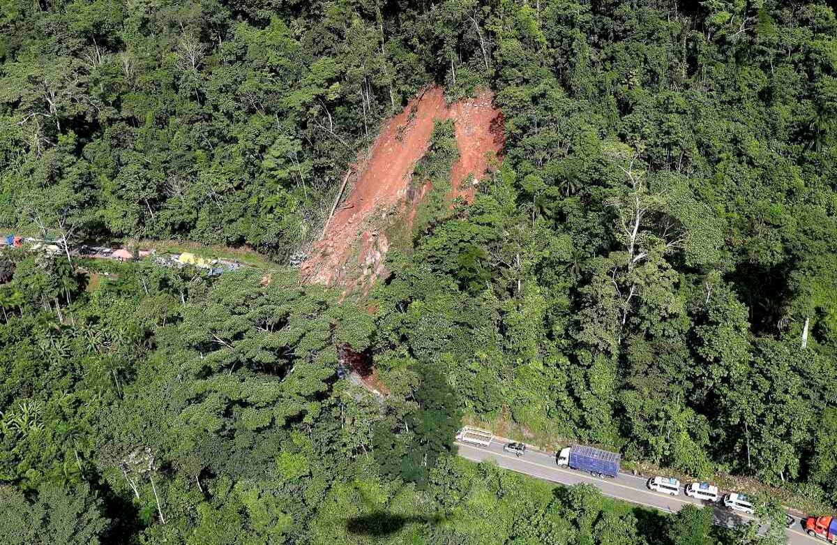 El movimiento de la tierra fue tan fuerte que generó derrumbes y taponamiento de algunas vías. Foto: AP