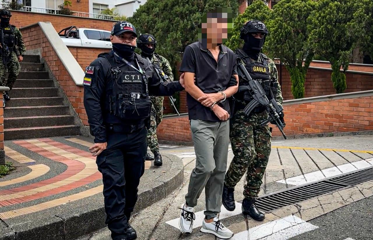 Ejército y Fiscalía trasladando a alias el Flaco.