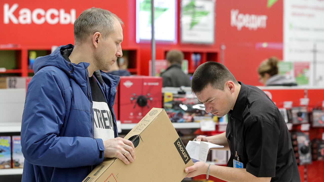 MOSCOW, RUSSIA - MARCH 20, 2020: A man buying a Lenovo laptop at a store of the Eldorado Russian retailer of consumer electronics. Sergei Bobylev/TASS (Photo by Sergei Bobylev\TASS via Getty Images)