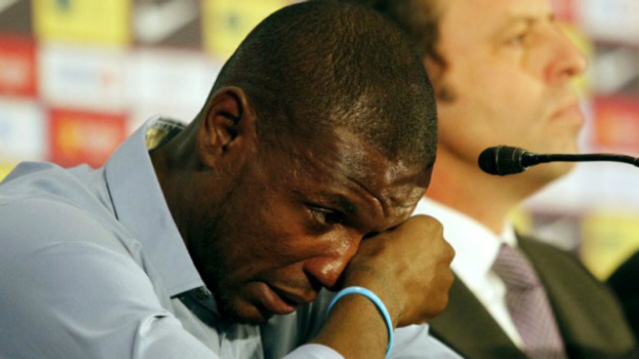 Abidal se despidió en una rueda de prensa entre el llanto y aplausos.