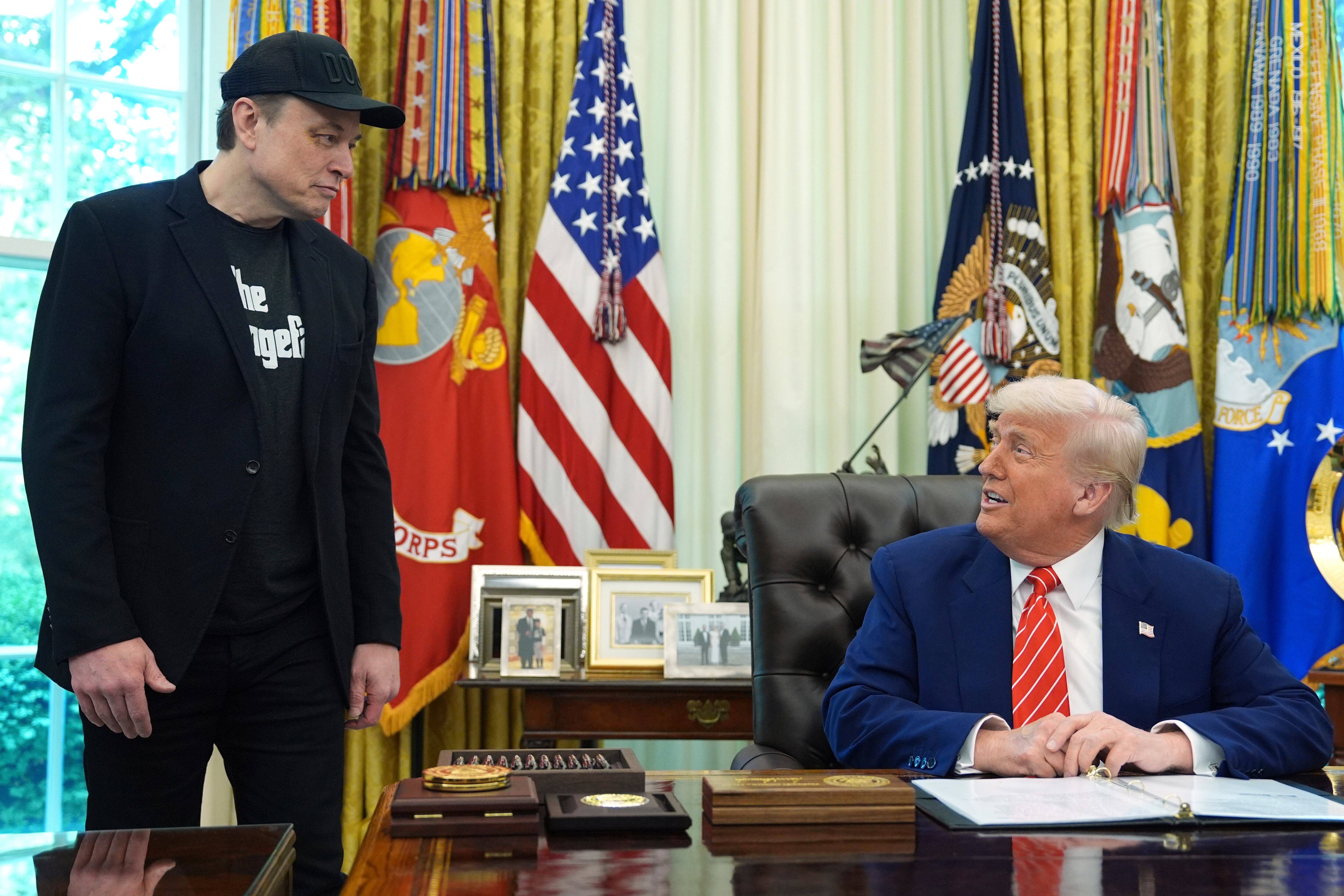 El presidente estadounidense Donald Trump habla en una conferencia de prensa con Elon Musk en el Despacho Oval de la Casa Blanca, el viernes 30 de mayo de 2025, en Washington. (AP Foto/Evan Vucci)