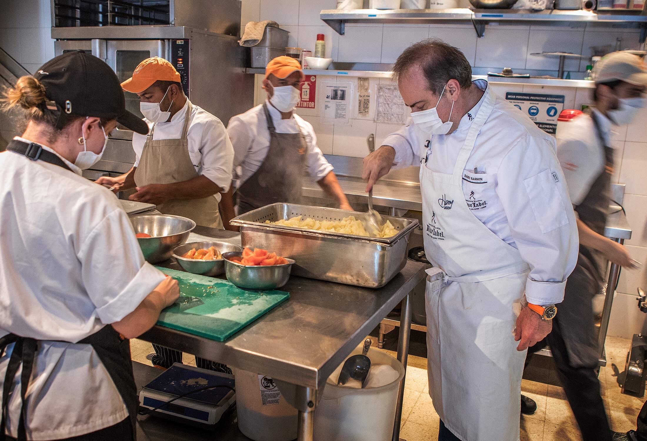 Harry Sasson cocinando