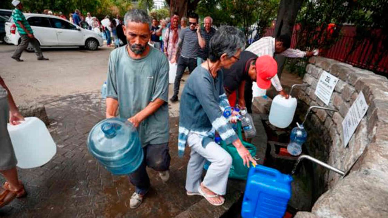 La cervecera SAB instaló cinco tubos de agua frente a sus puertas y ha tenido que limitar el agua a 25 litros por persona y poner seguridad. Foto: EPA.