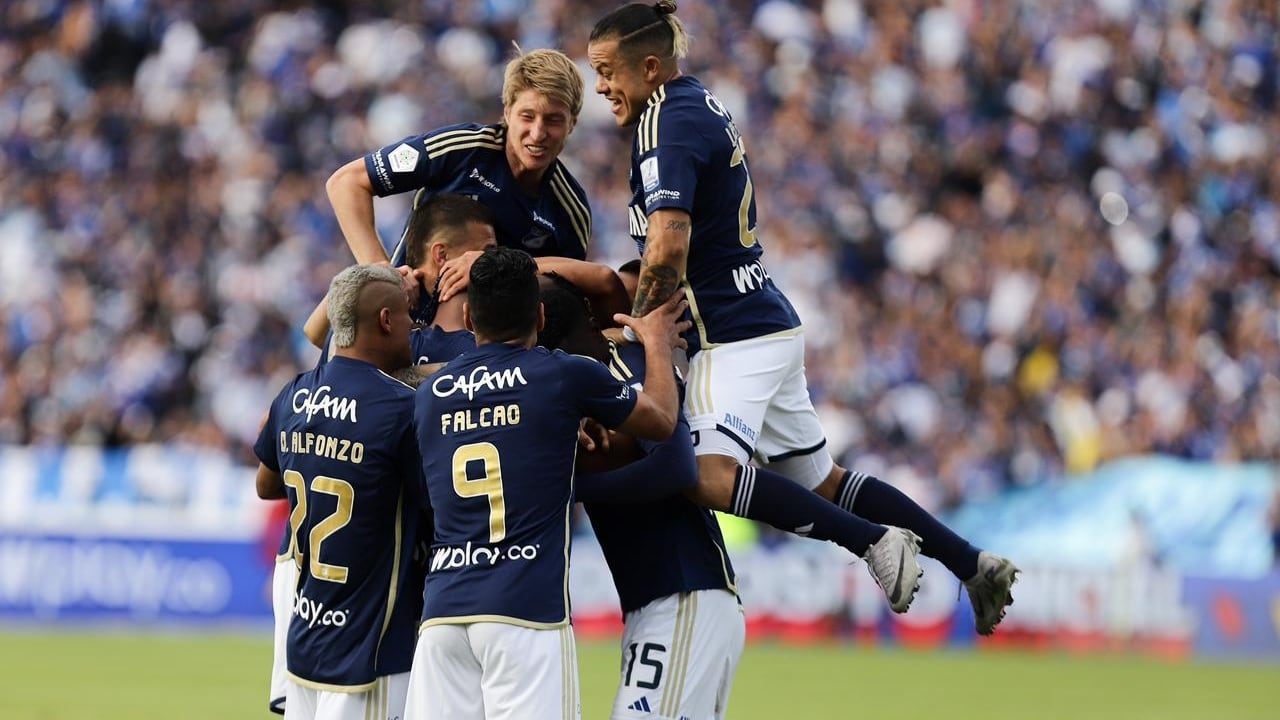 Jugadores de Millonarios celebrando el único tanto de partido ante Bucaramanga, por obra de Danovis Banguero.