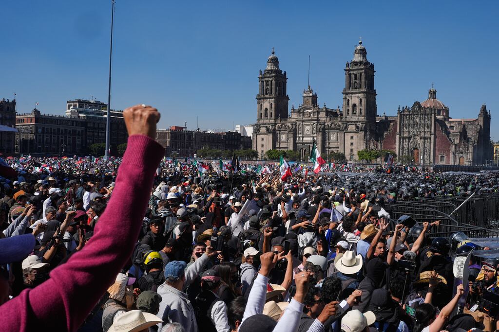 Manifestantes participan en una marcha juvenil antigubernamental en la Ciudad de México