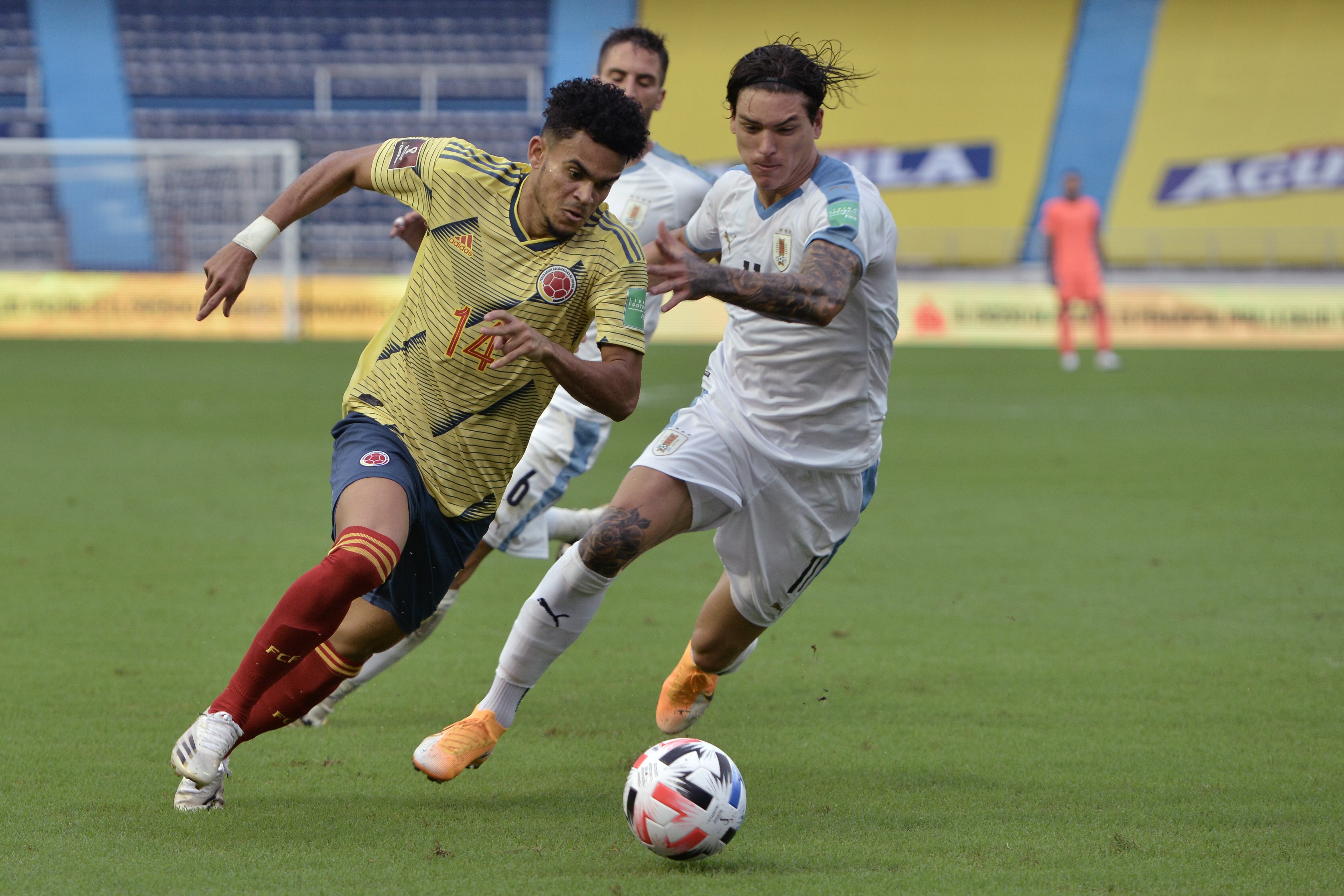 BARRANQUILLA, COLOMBIA - NOVEMBER 13: Luis Fernando Diaz of Colombia fights for the ball with Darwin Nuñez of Uruguay during a match between Colombia and Uruguay as part of South American Qualifiers for Qatar 2022 at Estadio Metropolitano on November 13, 2020 in Barranquilla, Colombia. (Photo by Gabriel Aponte/Getty Images)
