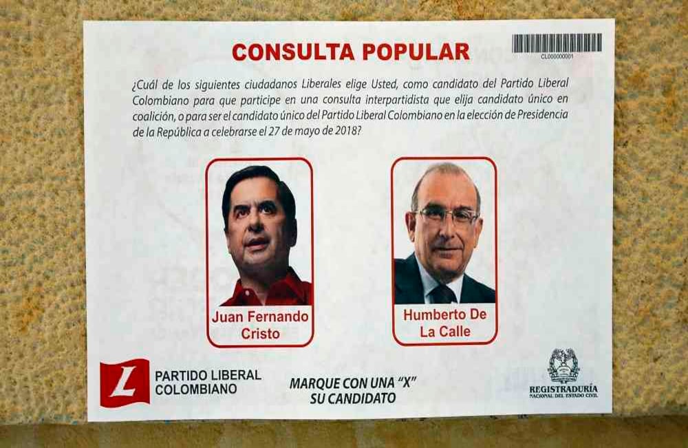 Juan Fernando Cristo y  Humberto de la Calle en el tarjetón de la consulta popular del Partido Liberal,   el domingo 19 de noviembre de 2017. Al finalizar la jornada electoral, De la Calle salió elegido como  candidato único de esa colectividad para las presidenciales del 2018. Foto: Guillermo Torres / SEMANA
