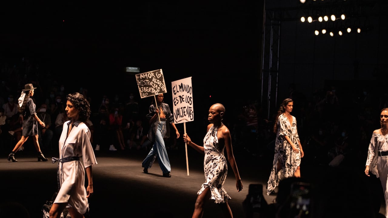 Pasarela de la diseñadora Carmen Nava, inspirada en la migración venezolana.