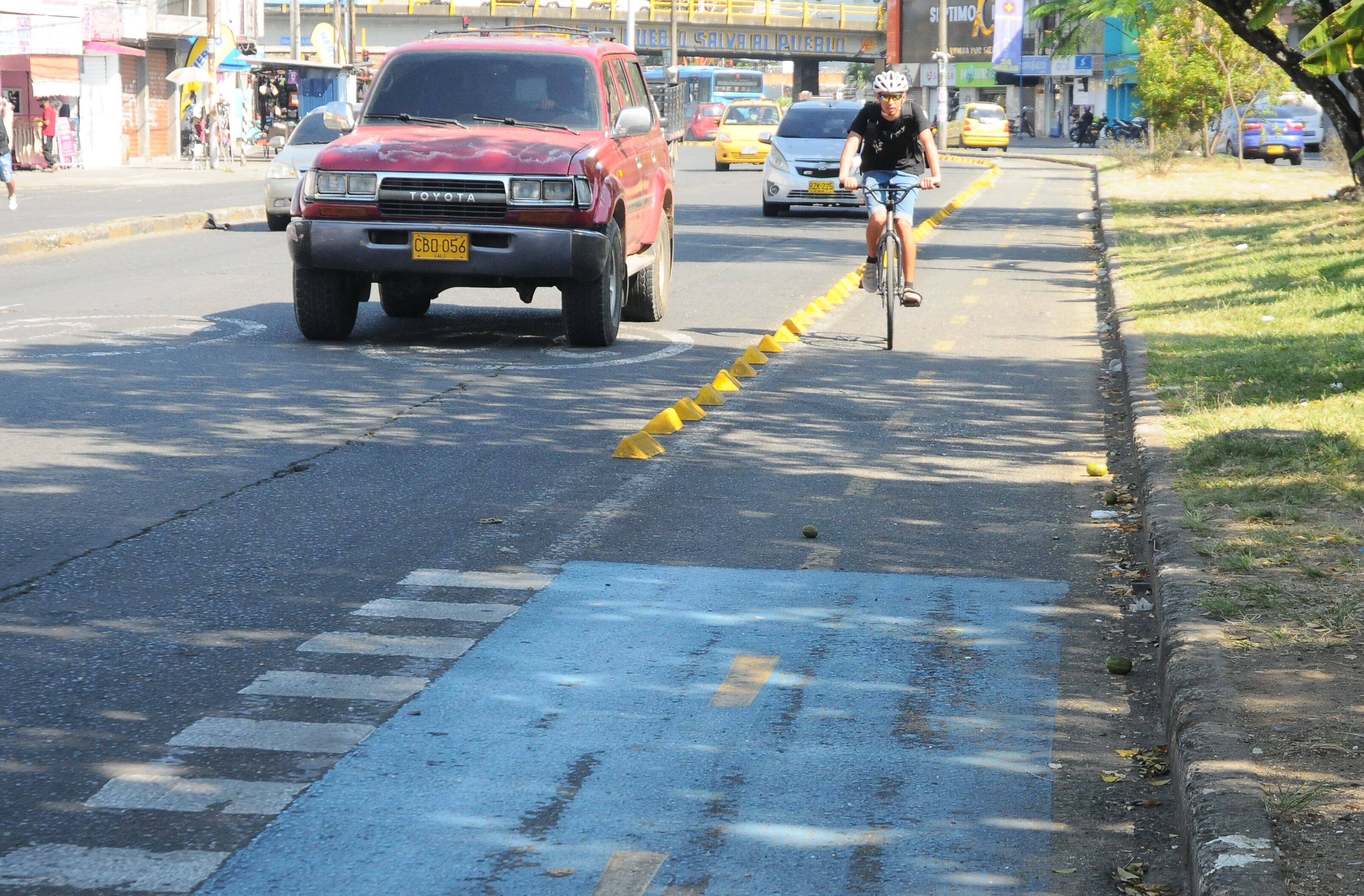 Cali: Una gran parte de "Los taches" o separadores de la ciclo ruta en la calle 13 con la autopista sector la Luna fueron levantados, dejando muy desprotegidos a los ciclistas, ya que los conductores de carros y motos invaden su espacio vial. Foto José L Guzmán. El País