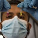 Un equipo de docentes, estudiantes y el Grupo de Investigación en Hormonas de la Universidad Nacional de Colombia (Unal) desarrolló una solución química de bajo costo y fácil reproducción que puede detectar en minutos los resultados de pruebas de coronavirus e inactivar el virus de forma inmediata.