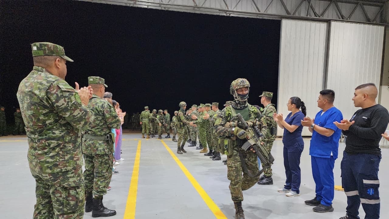 Calle de honor a los militares que fueron recientemente liberados en El Retorno, Guaviare.