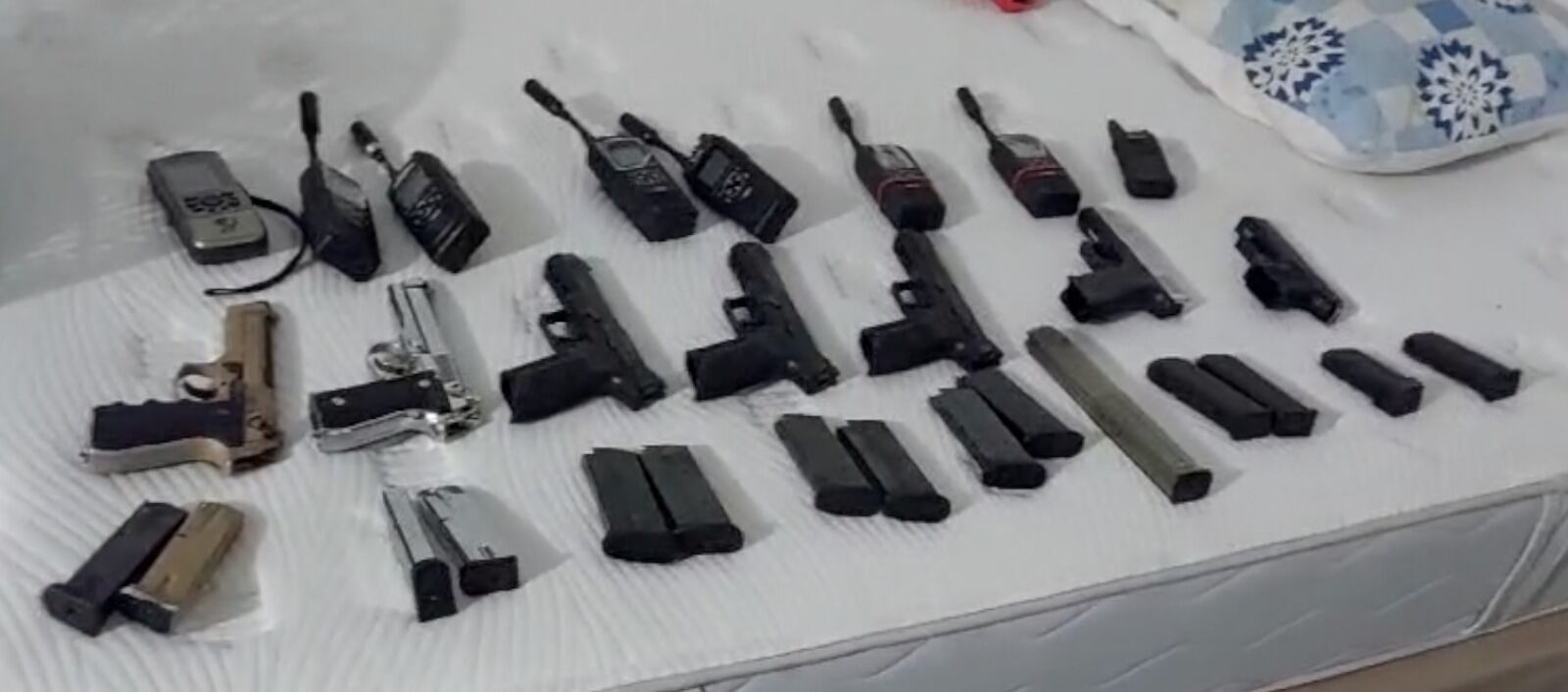 Armas, proveedores y radio teléfonos fueron decomisados a alias Toño.