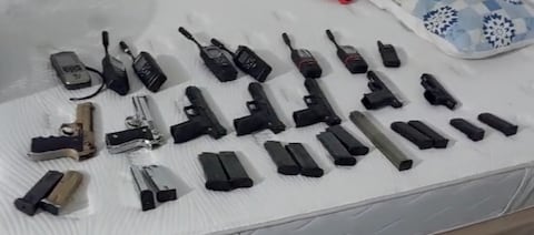 Armas, proveedores y radio teléfonos fueron decomisados a alias Toño.