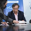Gustavo Petro y Francia Márquez en la notaria firman documento de no expropiar