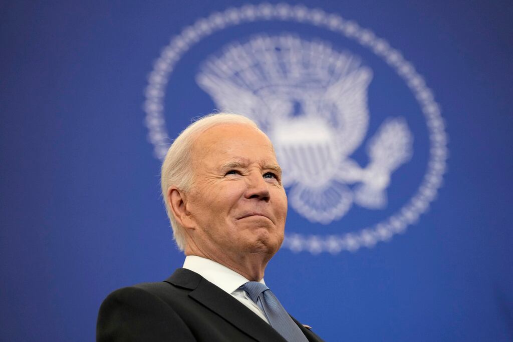 El presidente Joe Biden espera para hablar sobre política exterior en el Departamento de Estado en Washington, el lunes 13 de enero de 2025. (Foto AP/Susan Walsh)