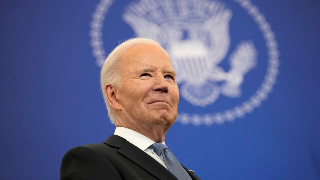 El presidente Joe Biden espera para hablar sobre política exterior en el Departamento de Estado en Washington, el lunes 13 de enero de 2025. (Foto AP/Susan Walsh)