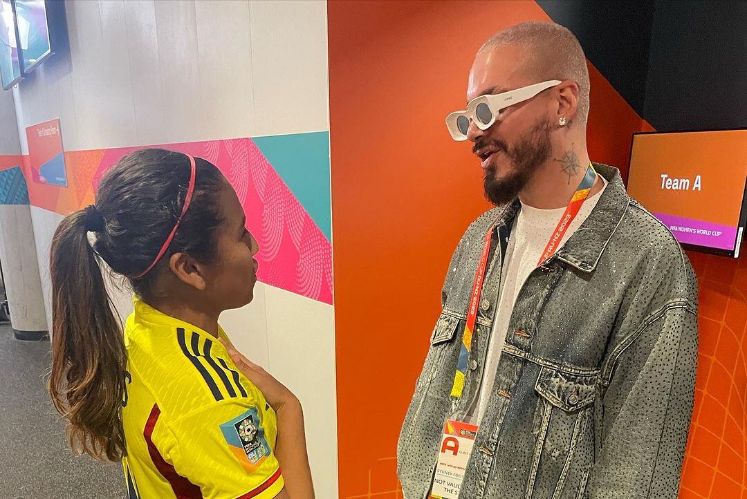 J Balvin hablando con Leicy Santos, jugadora de la Selección Colombia
