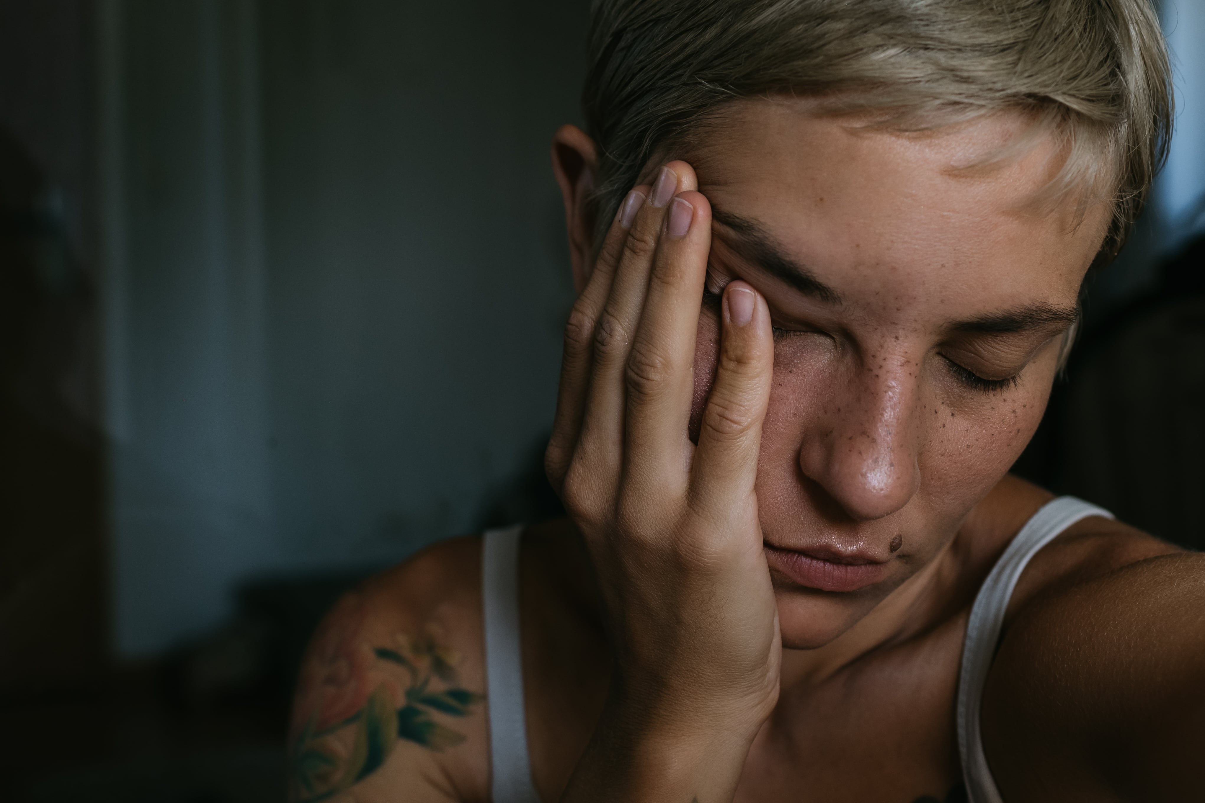 El dolor puede desencadenarse con solo hablar, sonreír o sentir el viento en el rostro, según advierten los neurólogos.
