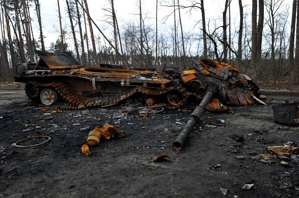 Tanque ruso destruido en Dmytrivka, cerca de Kiev, Ucrania.