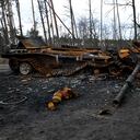 Tanque ruso destruido en Dmytrivka, cerca de Kiev, Ucrania.