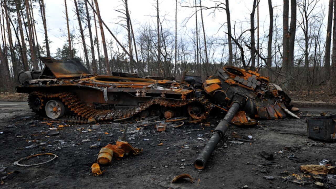 Tanque ruso destruido en Dmytrivka, cerca de Kiev (Ucrania), el 28 de abril de 2022