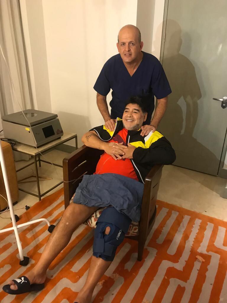 Ochoa operó al 10 en dos ocasiones de sus rodillas.