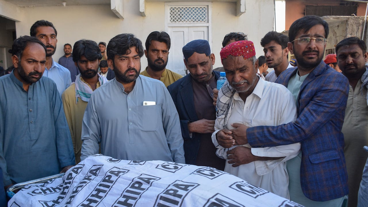La gente llora la muerte de sus familiares en un hospital tras la explosión en Pakistán.