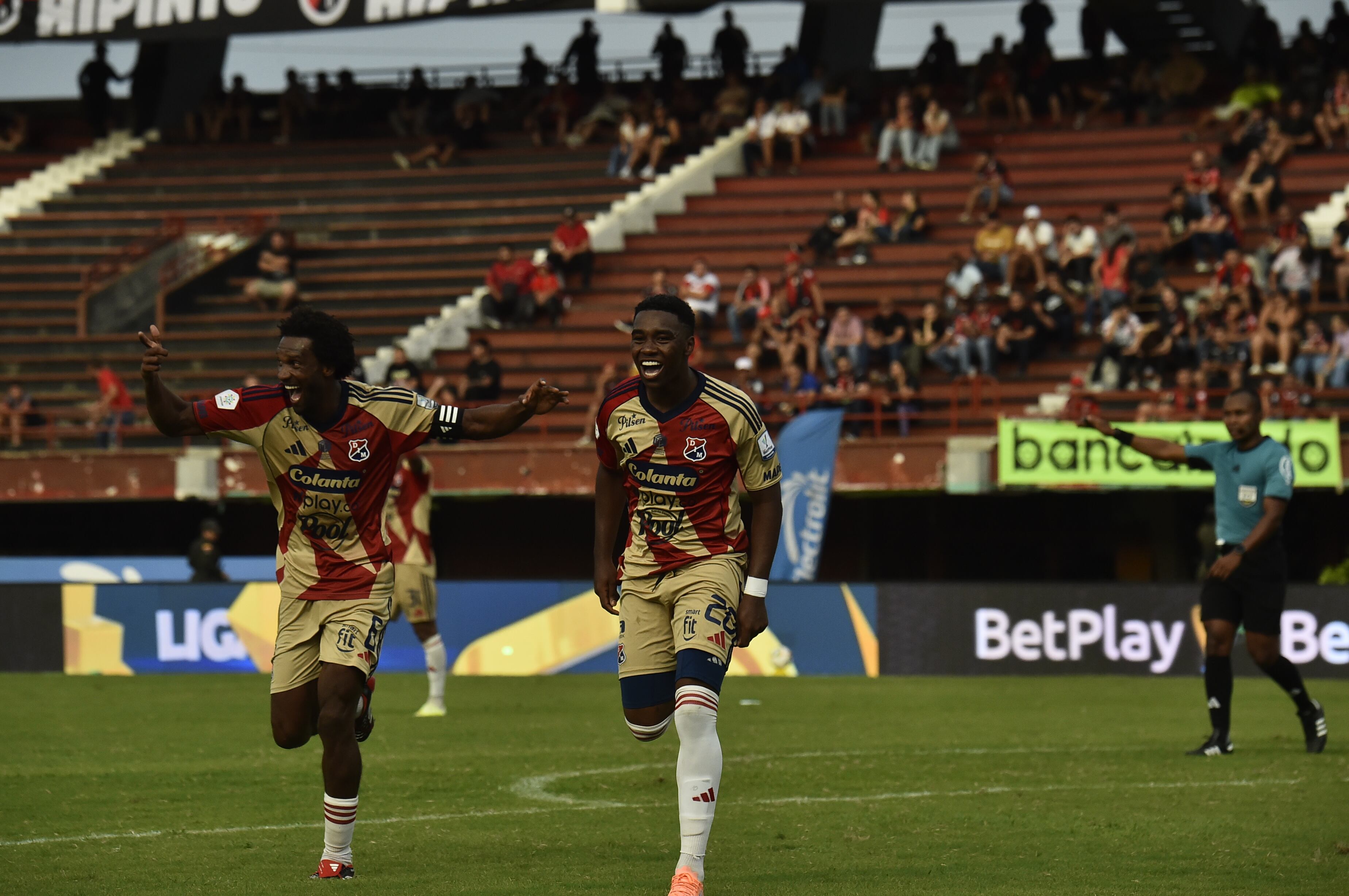 Jugadores del Medellín celebran uno de los goles ante el Cúcuta Deportivo.