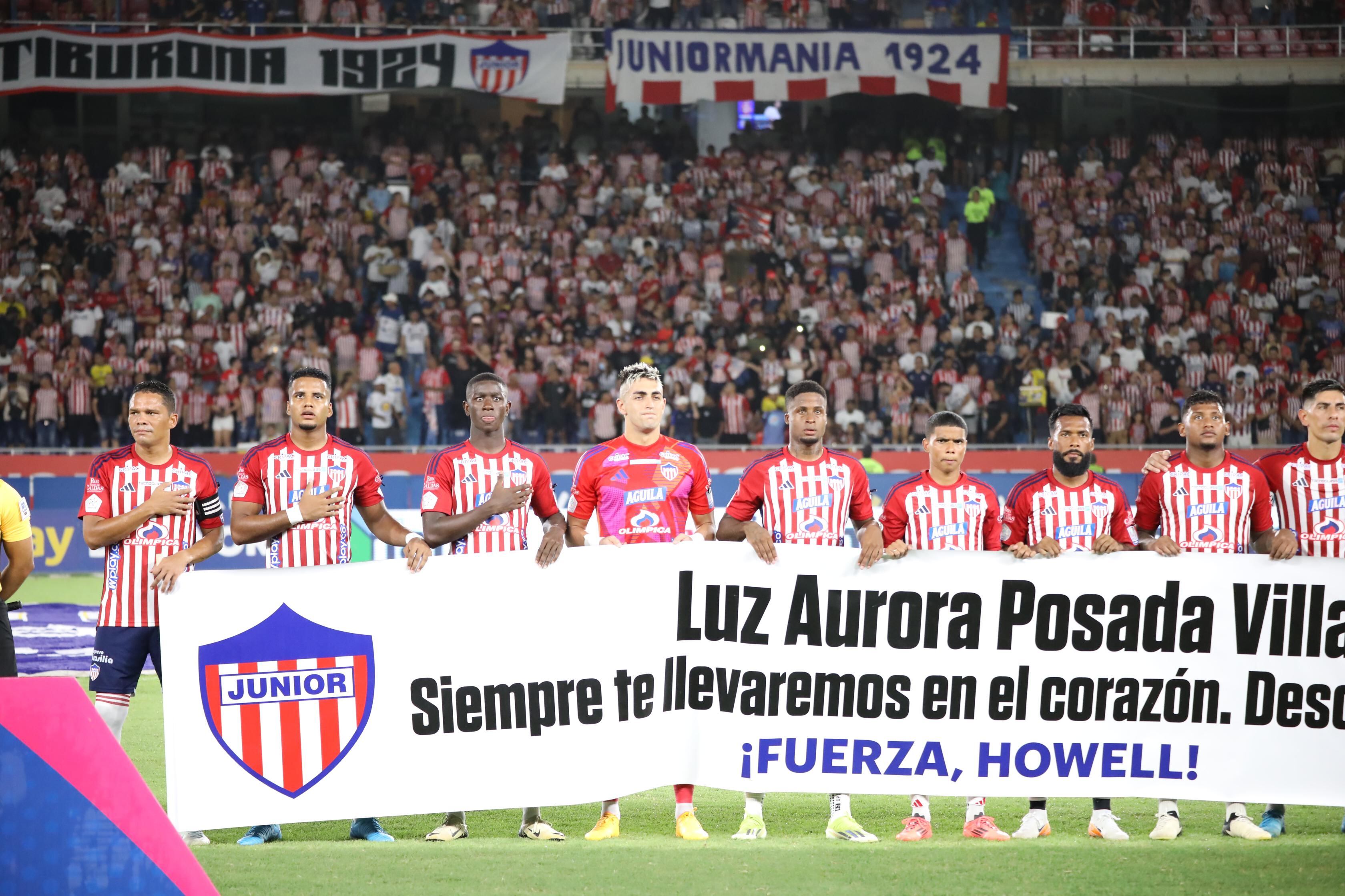 Homenaje de Junior a la memoria de Luz Aurora Posada, madre de Howell Mena