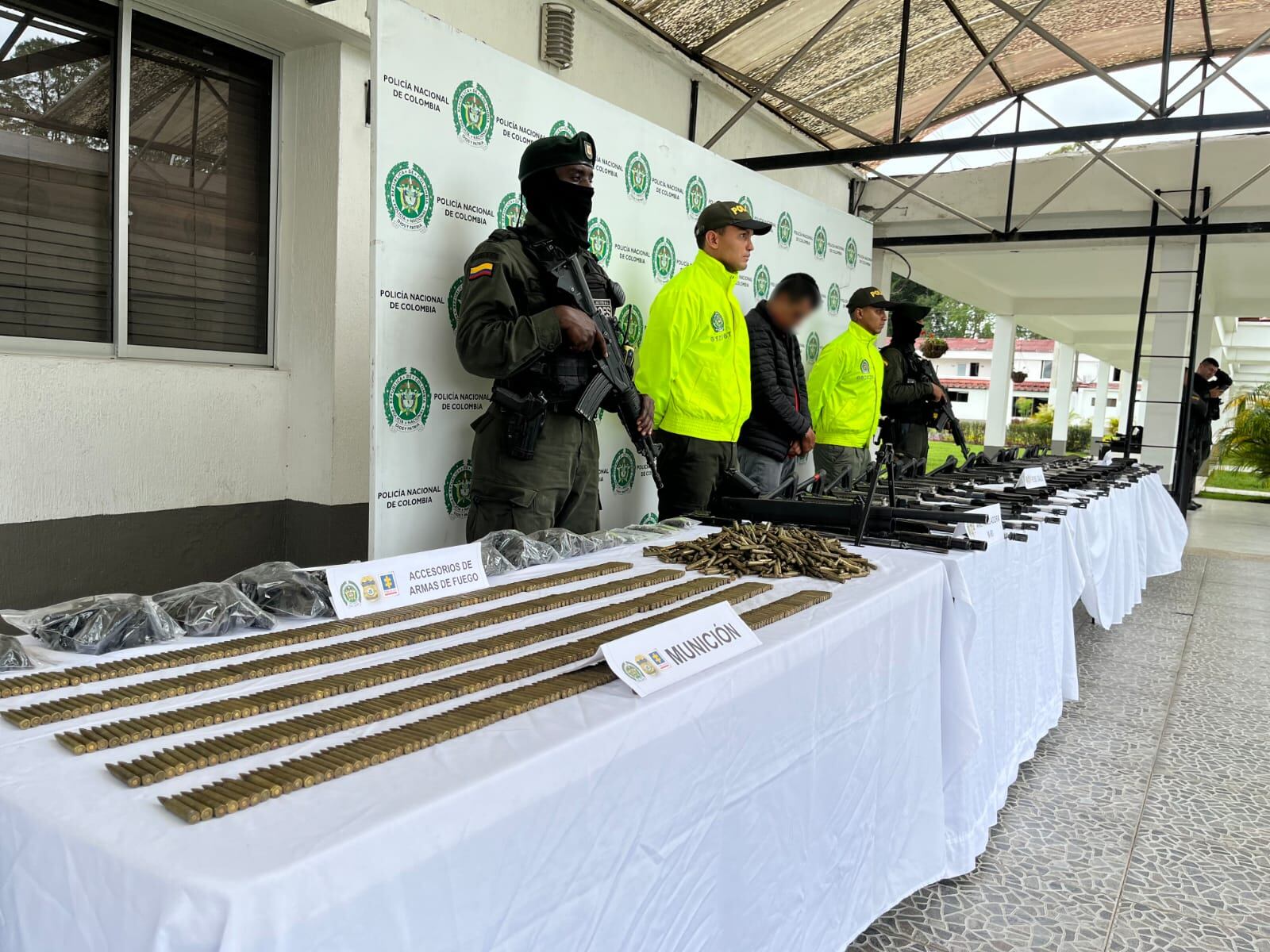 Una ametralladora, 20 fusiles y un sinnúmero de munición le encontraron a traficante de armas de Iván Mordisco.