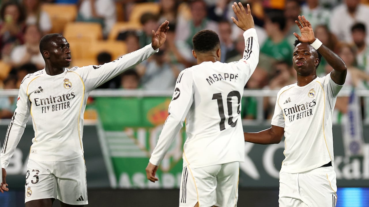 Vinicius celebra con Mbappé, Mendy y Brahim Díaz.