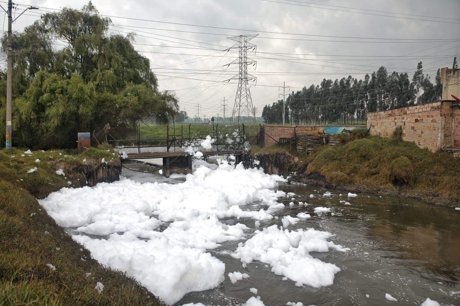 Espuma por la contaminación en el barrio los Puentes Mosquera Cundinamarca