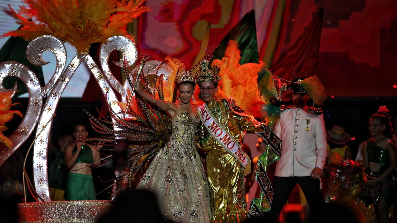 En medio de fuegos artificiales y los aplausos de los asistentes Natalia De Castro y Sebastián Guzmán fueron coronados como reyes del carnaval de Barranquilla 2023