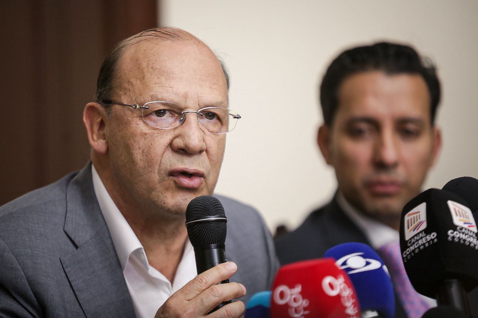 El ministro de Hacienda German Ávila junto a Angie Rodríguez directora del Dapre, radicaron el Presupuesto General de la Nación para el 2026.