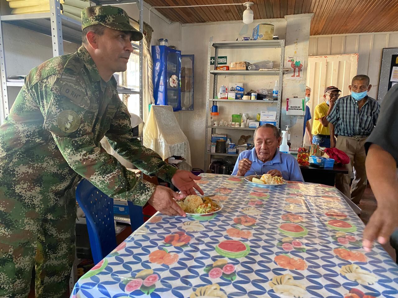 Soldados de Mitú , soltaron las armas y las remplazaron por elemento de aseo