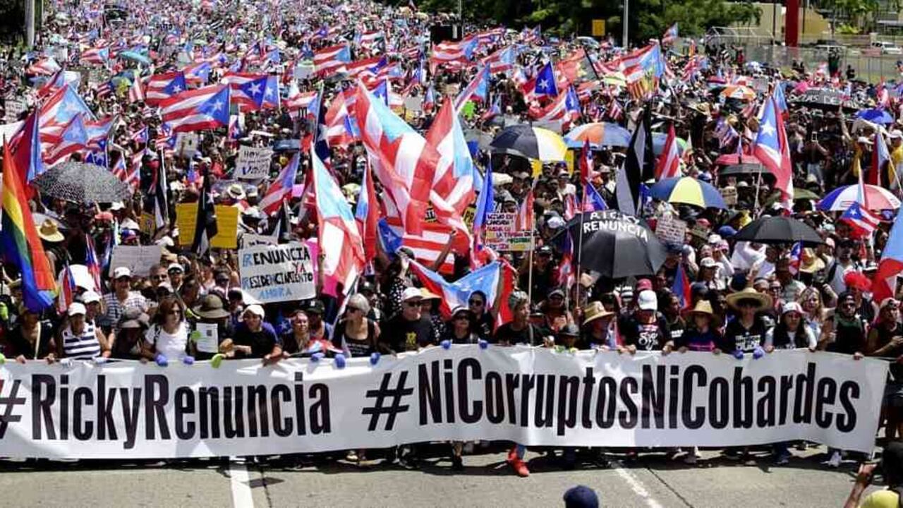 Rosselló renuncia a la gobernación de Puerto Rico y huye de la isla.