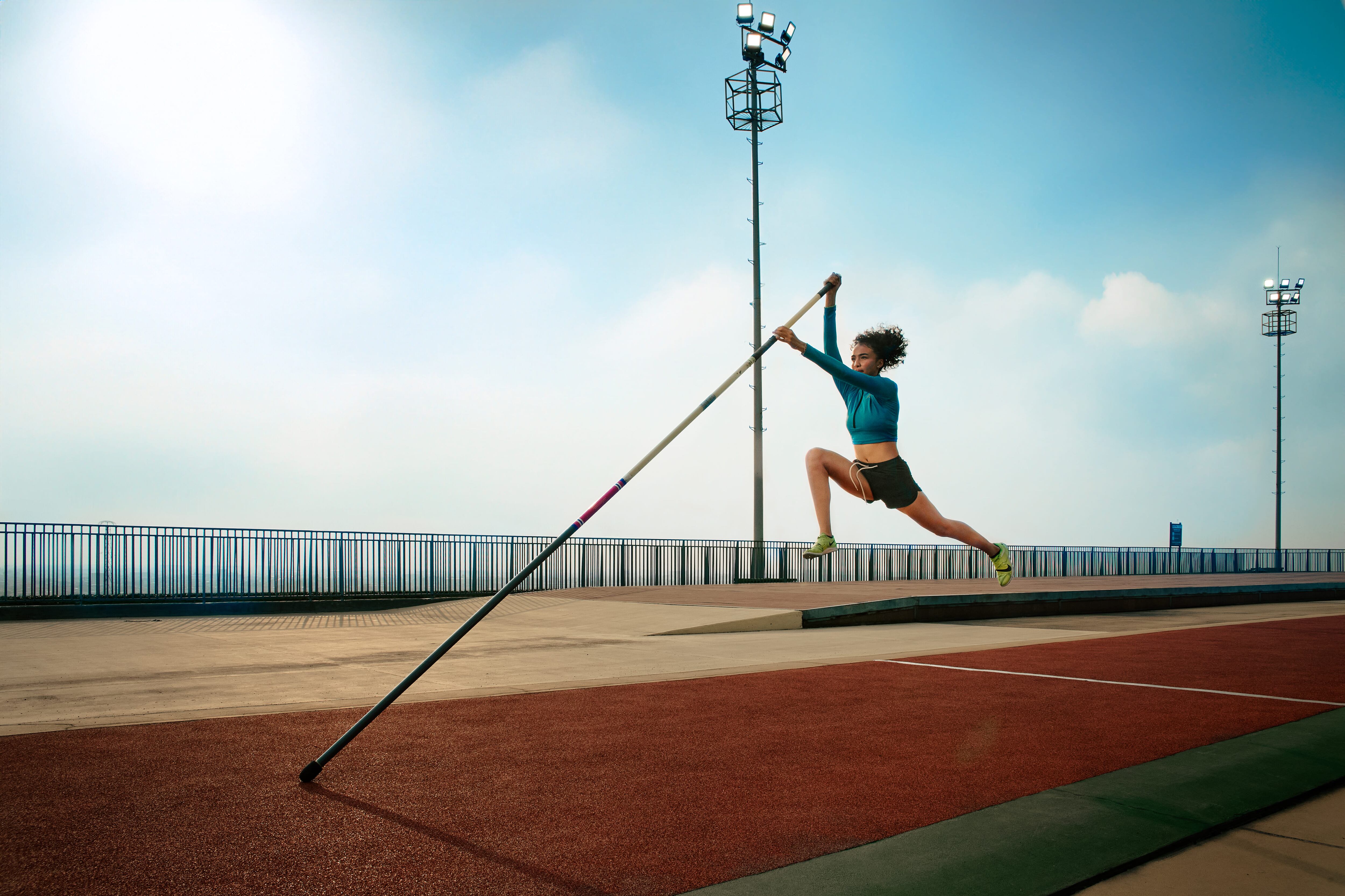 Luna Pabón, deportista colombiana en el atletismo en el ejercicio de salto con garrocha.